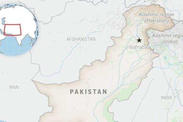 Suicide Bombardero attacks the school bus in Pakistan, killing 4 children, authorities say Suicide Bombardero attacks the school bus in Pakistan, killing 4 children, authorities say